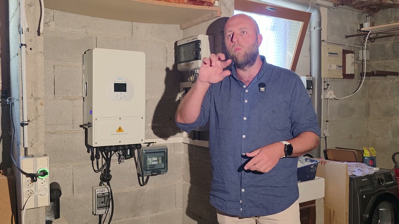Julien présente les équipements électriques dans le local