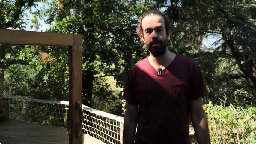 Adrien accueille Brian sur la terrasse de son habitat dans les arbres.