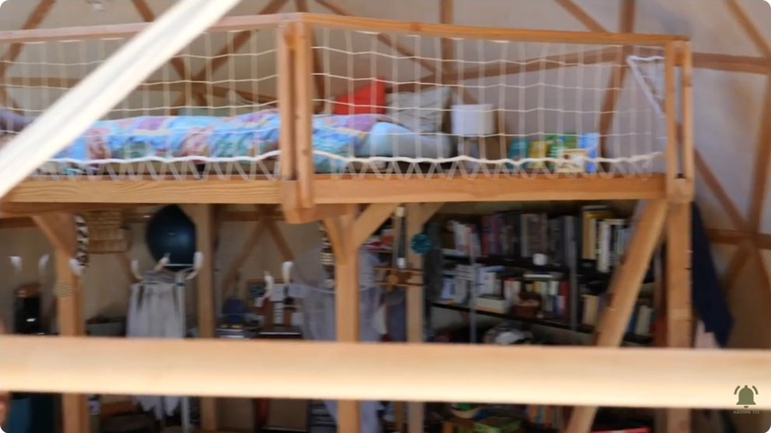 À l’intérieur du dôme, le bois et la mezzanine structurent l’espace de vie.