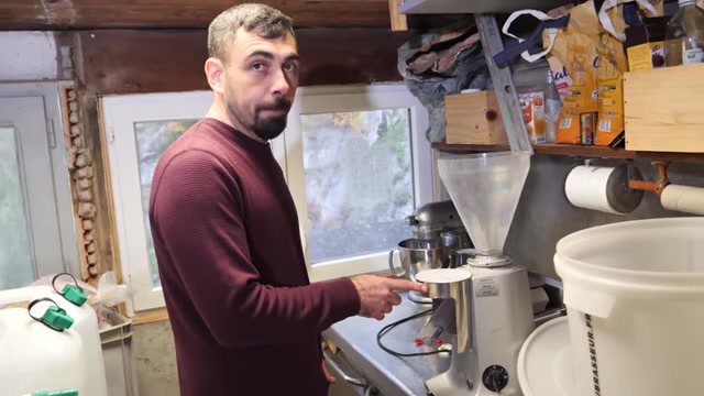 Jean-Baptiste présente son moulin adapté au concassage du malt.