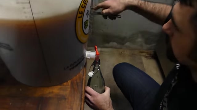 Remplissage des bouteilles après la fermentation.