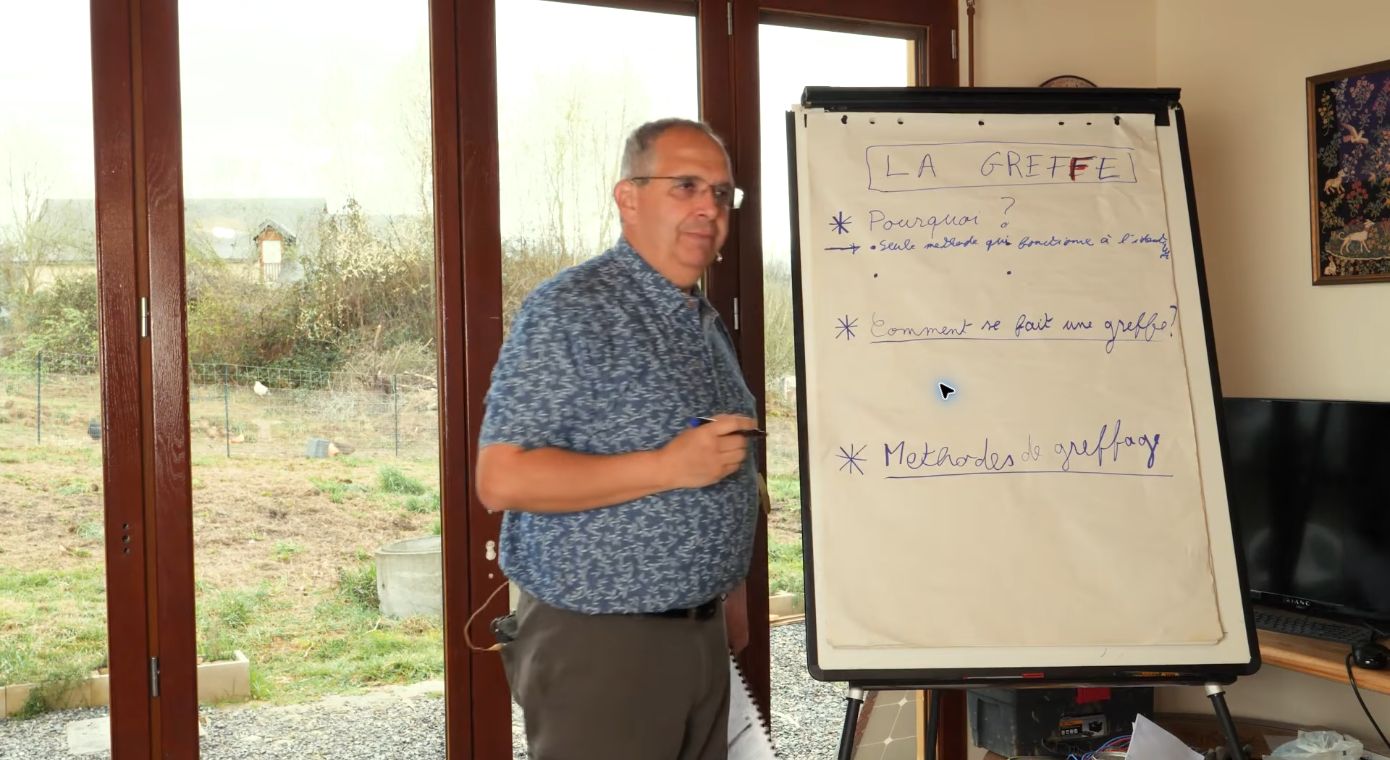 L’animateur présente les objectifs du greffage devant les participants.