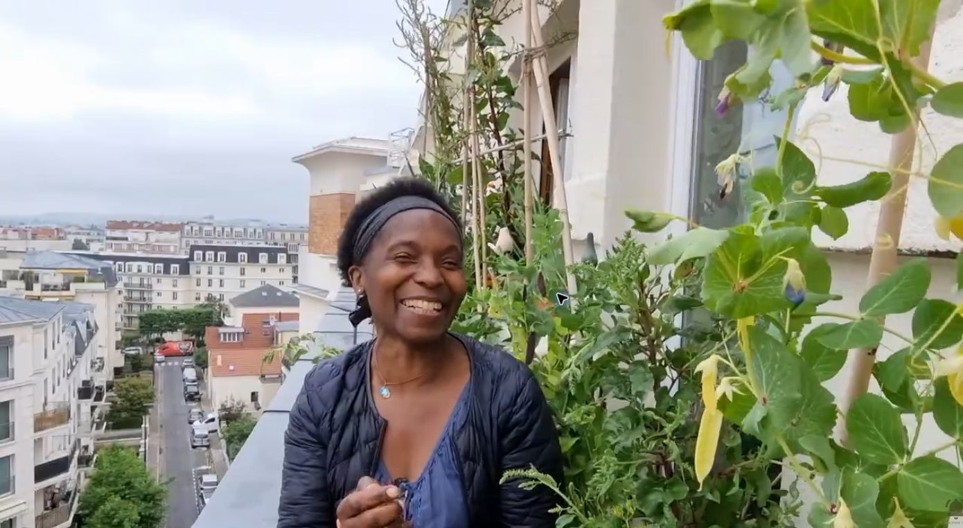 Les plantes grimpantes et les tuteurs longent la façade du balcon de Valéry.