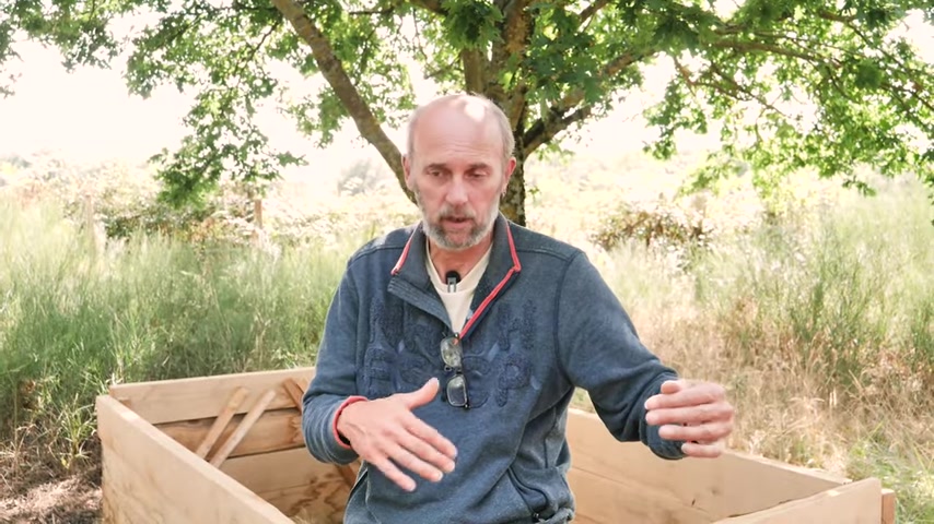 Les bacs donnent un support concret aux explications de Pierre.