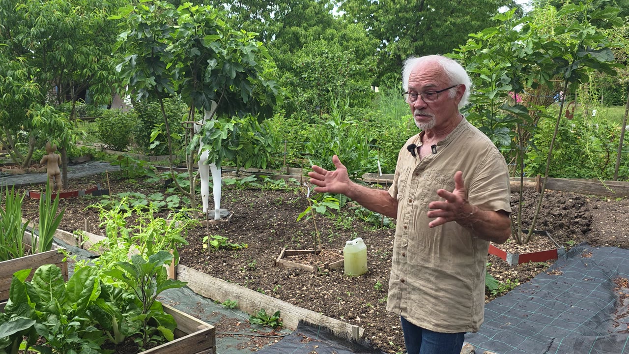 Michel dans le jardin du lieu