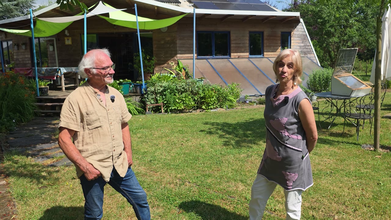 Geneviève et Michel devant leur maison