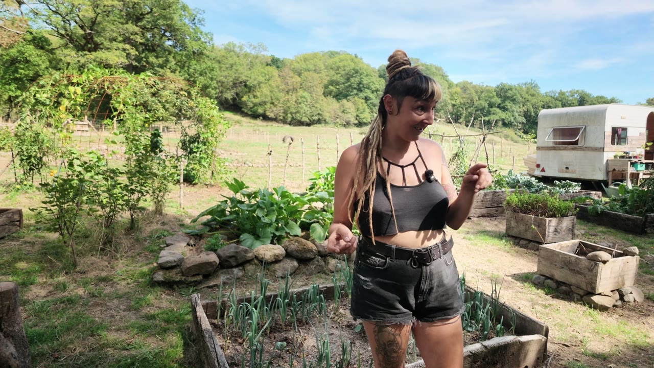 Zoé présente le jardin près de la grange