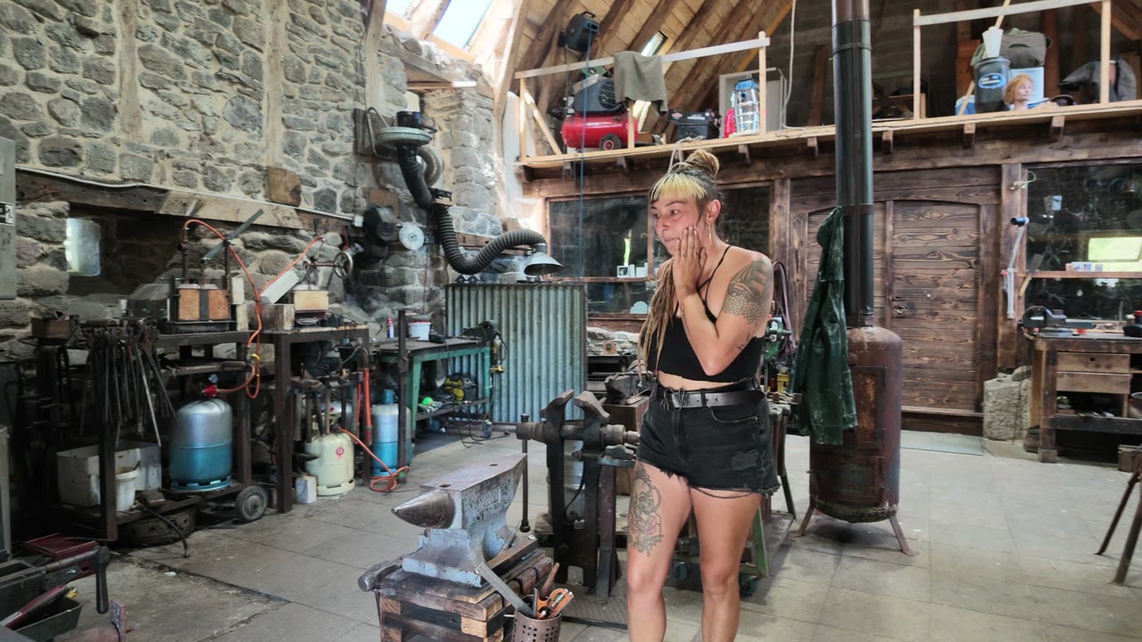 Zoé dans son atelier de forge