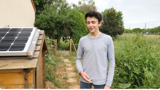 Le petit panneau solaire accompagne un usage électrique limité.