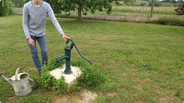 La pompe manuelle permet de récupérer l’eau de la cuve pour arroser.
