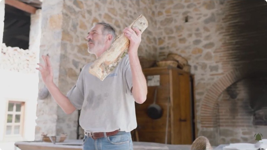 L’animation du four à bois relie la cuisson à la vie collective.