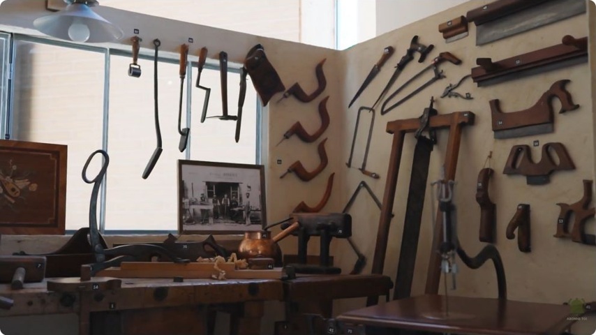 Les outils de menuiserie sont présentés par familles dans le musée.