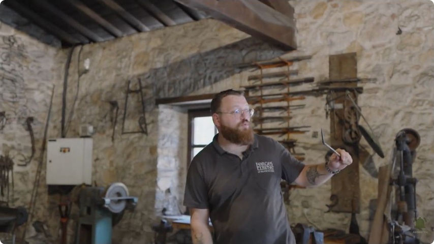 Le forgeron détaille les gestes nécessaires à la fabrication d’un clou.