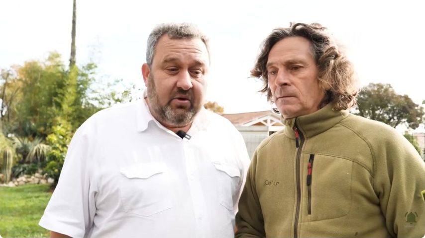 Olivier et Brian échangent au fil de la visite du jardin.