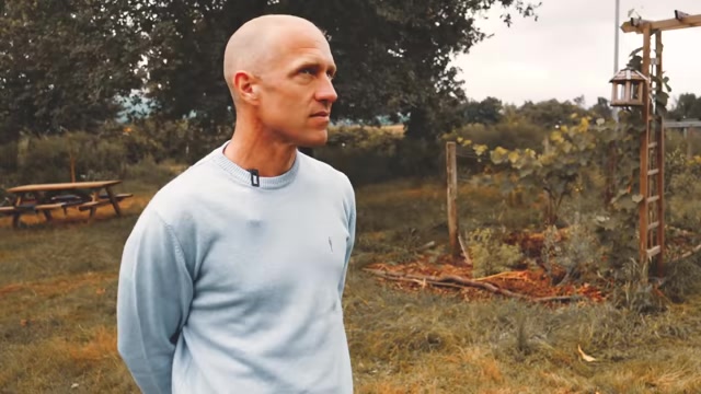 Olivier rejoint Brian sur le terrain de L’ArchiPelle.