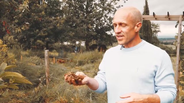 Olivier examine la matière du sol pendant ses explications.