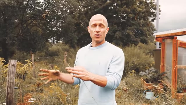 L’échange se poursuit au milieu des plantations de Brian.