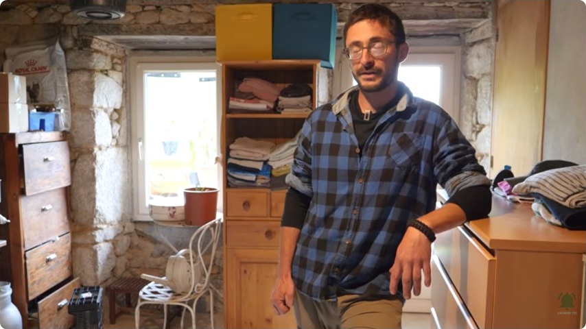 La visite se poursuit dans la maison pour parler des usages et de l’organisation.
