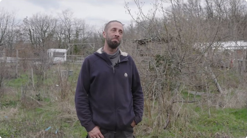 La promenade traverse un jardin-forêt encore peu feuillé à cette saison.