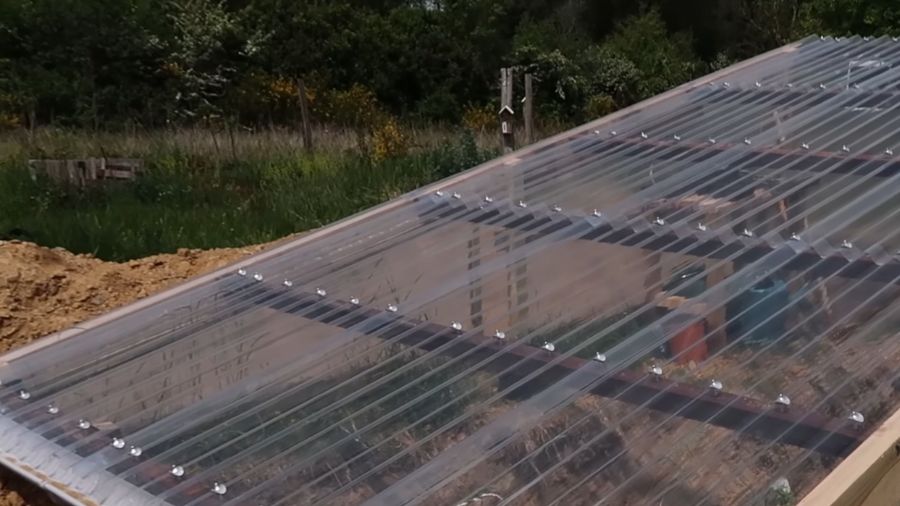 Toiture transparente de la serre vue depuis le jardin
