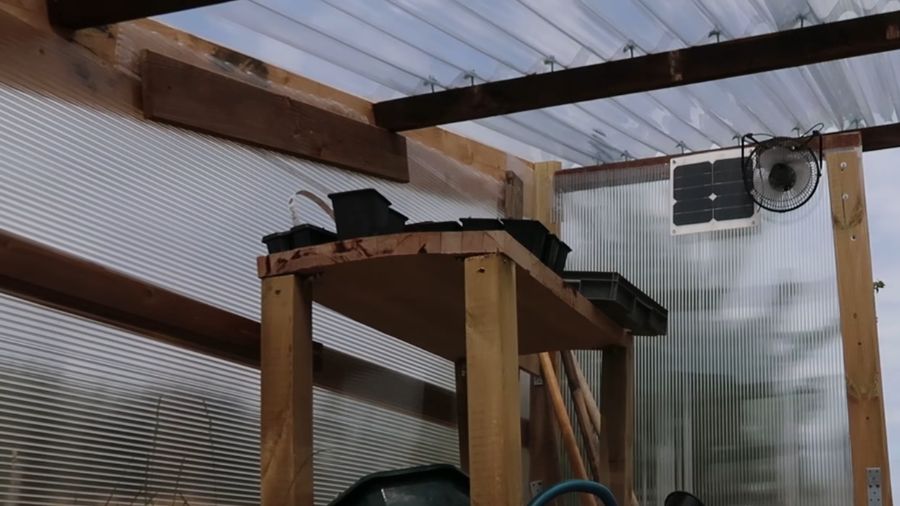 Ventilateur et petit panneau solaire installés dans la serre