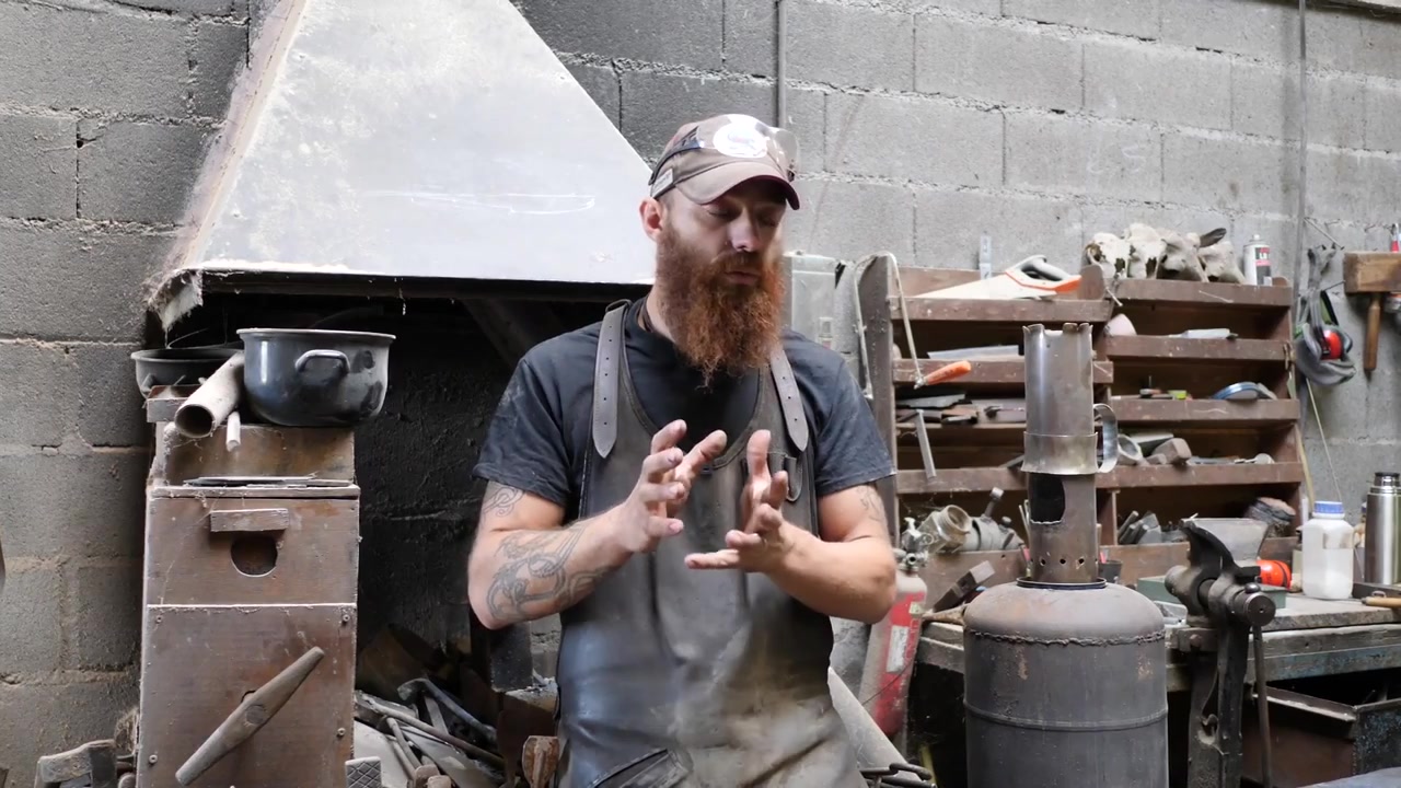 Virgile présente les gammes d’acier dans son atelier de la Forge Viruce.