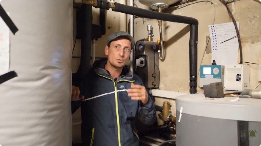 Ben présente les ballons et les éléments de son installation de chauffage.