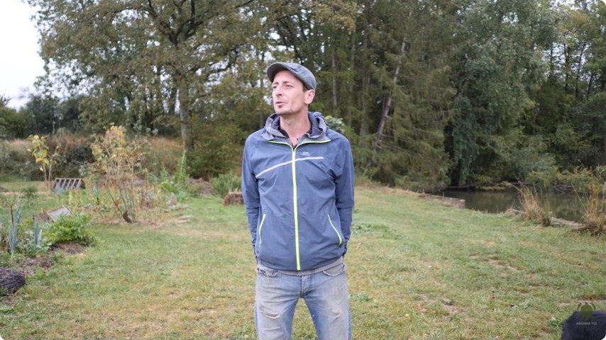 Le terrain et l’étang constituent un contexte particulier pour cette recherche d’autonomie.