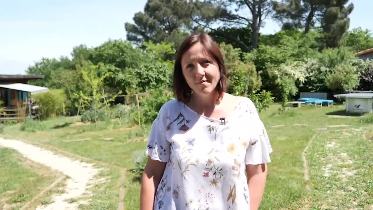 Émilie présente son lieu de vie et son jardin dans le Tarn