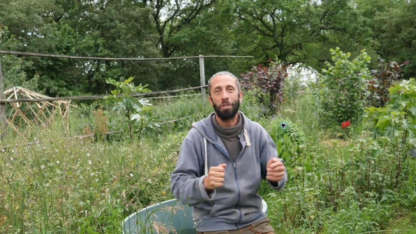 Rémi présente sa réflexion sur l’eau, au milieu des plantations du Jardin d’Émerveille.