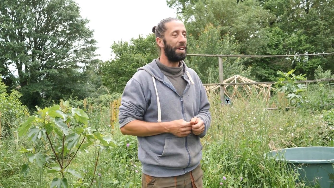Une cuve ouverte visible dans le jardin pendant l’échange avec Rémi.