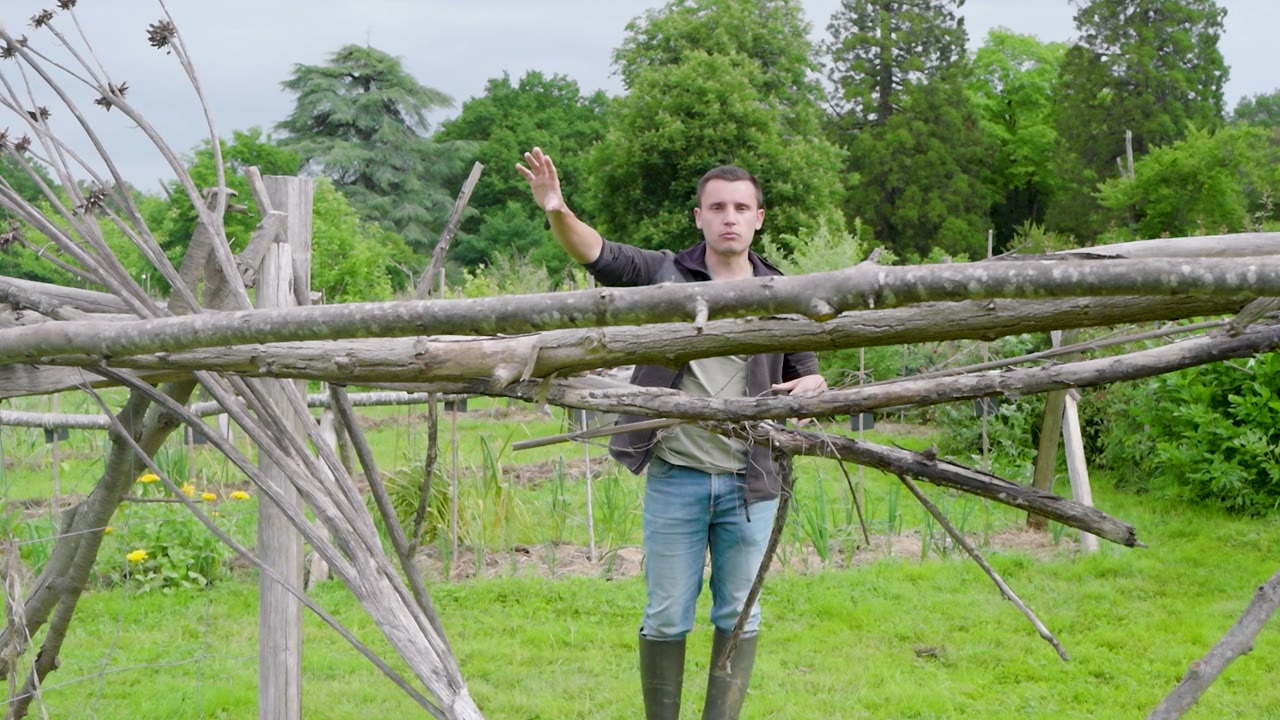 Valentin présente les supports de culture en bois