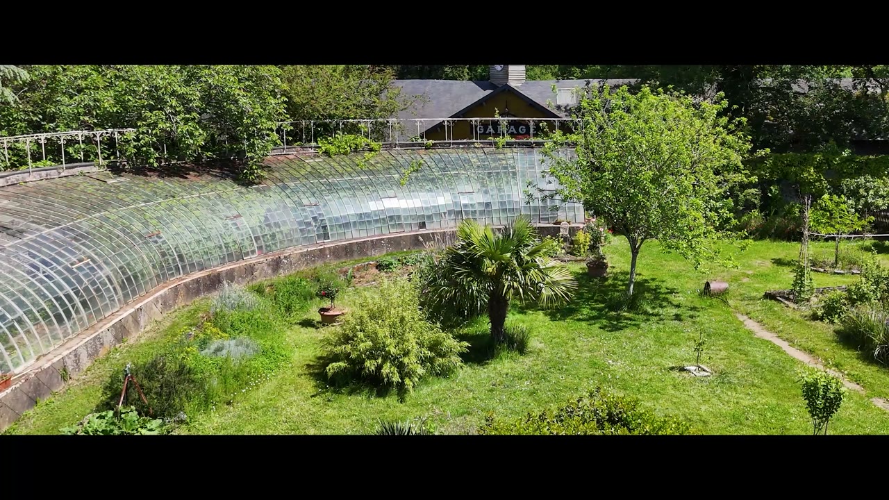 La serre ancienne et les jardins de la Houssaye