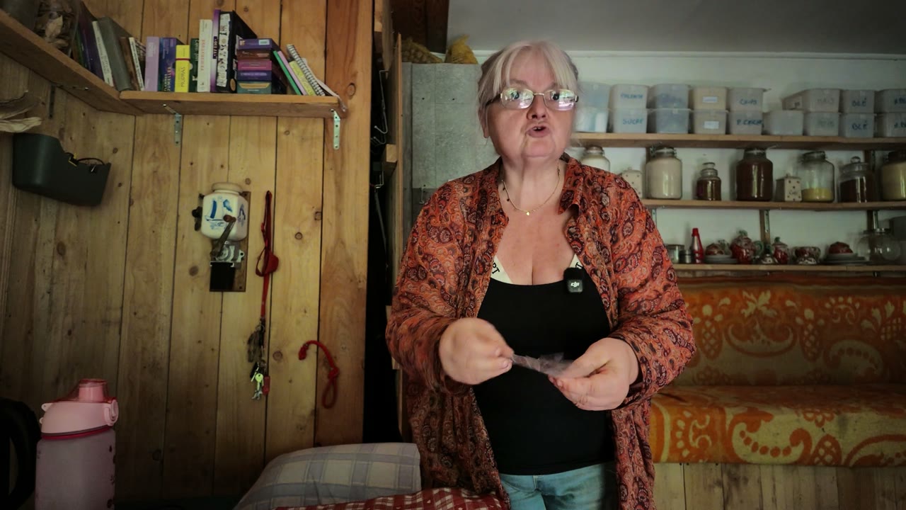 Dina dans son espace de préparation et de stockage des récoltes