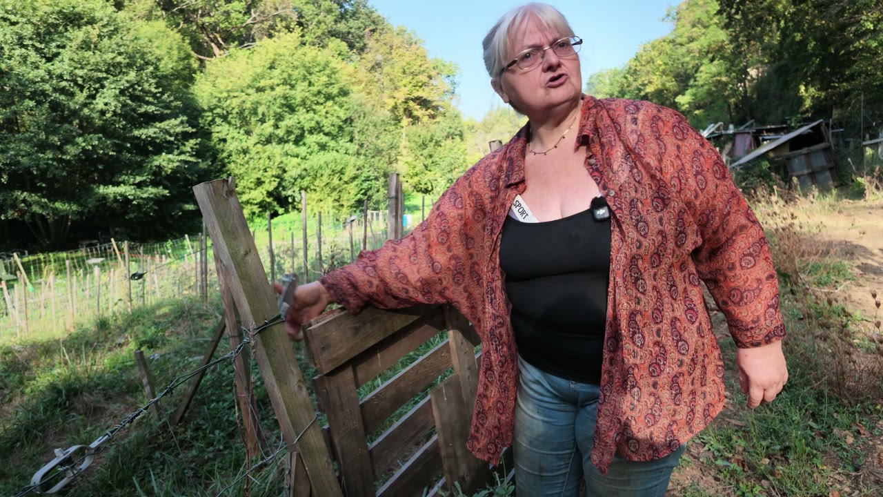 Dina sur son terrain en Aveyron