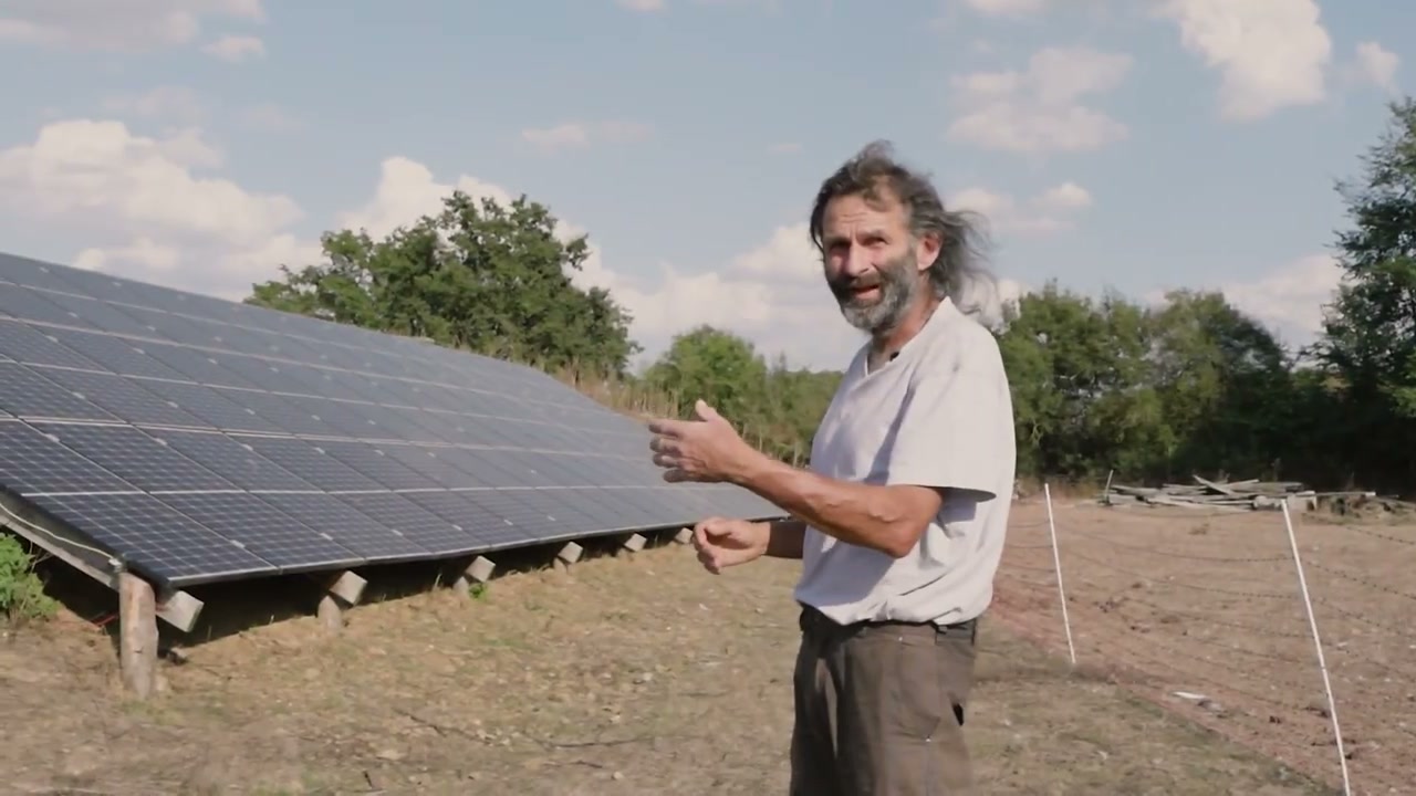 Dominique présente le support et les panneaux de son installation solaire.