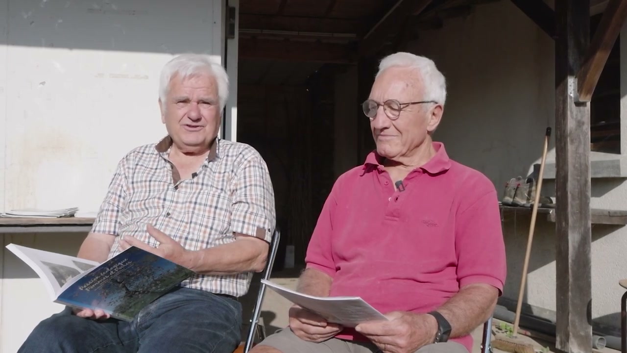 Michel et Gabriel présentent la démarche du verger de sauvegarde.