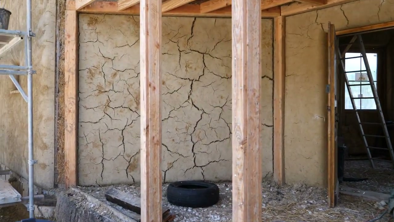 Les parois en cours de réalisation de la maison terre-paille.