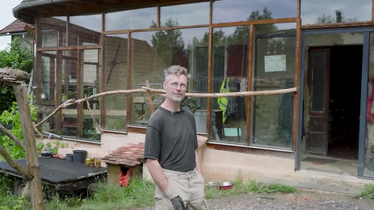 Un habitant présente le bâtiment de la Ferme Légère.