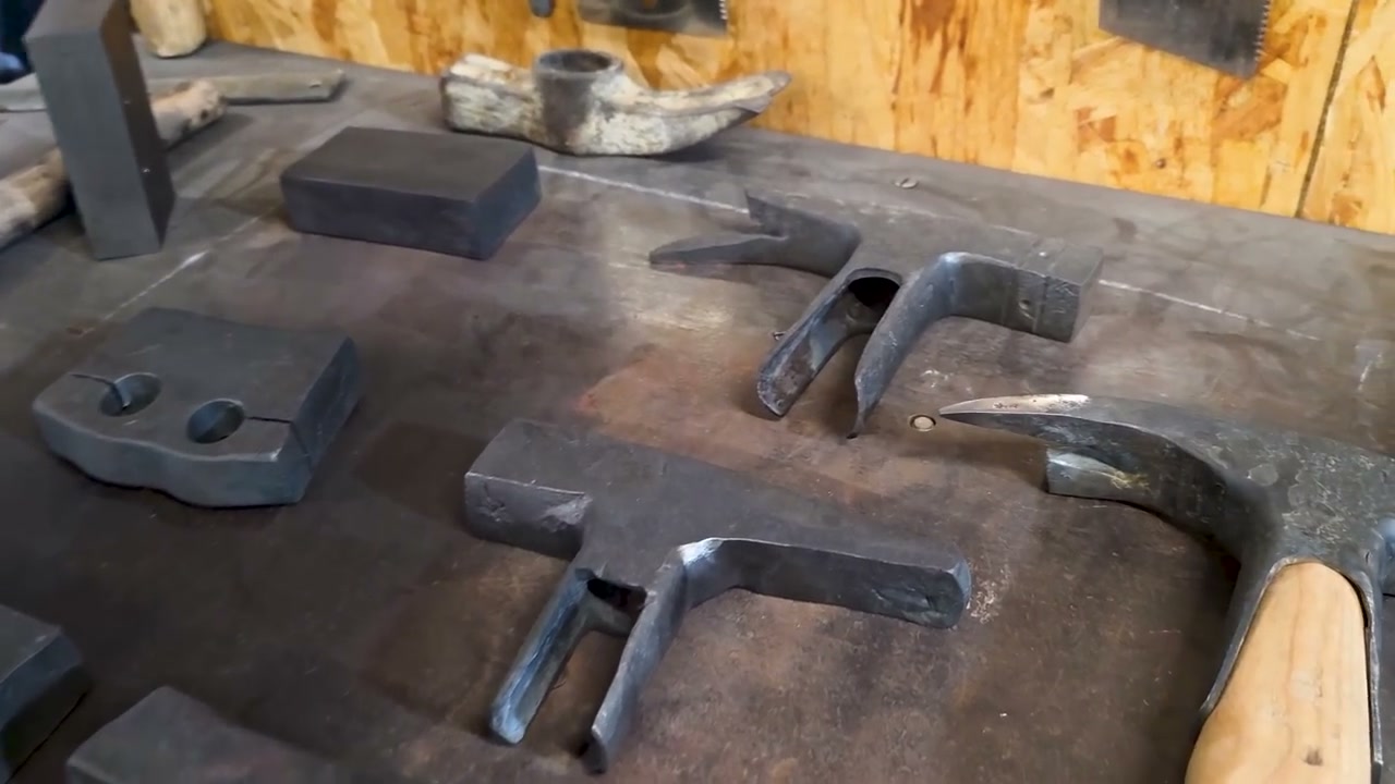 Des pièces et des outils posés sur l’établi de l’Atelier LET.