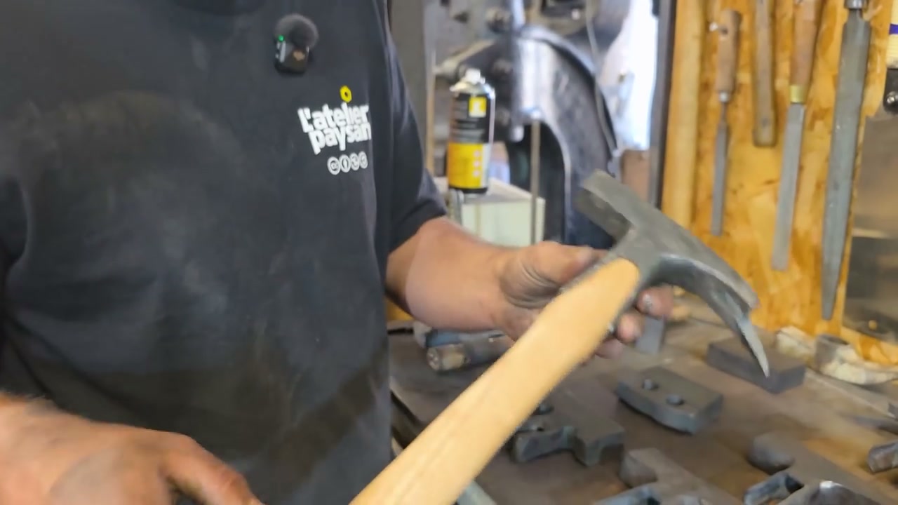 Un outil emmanché présenté dans l’atelier.