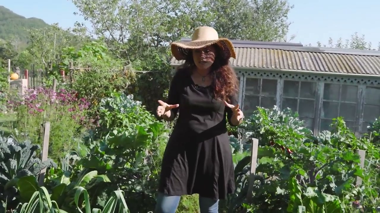 Marie Chioca au milieu du potager.