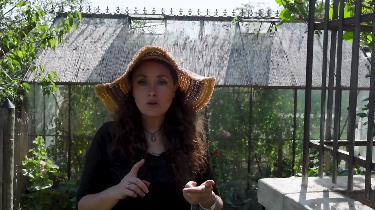 La conversation se poursuit près du jardin.