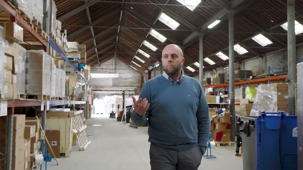 Julien dans l’espace de stockage de Wattuneed.