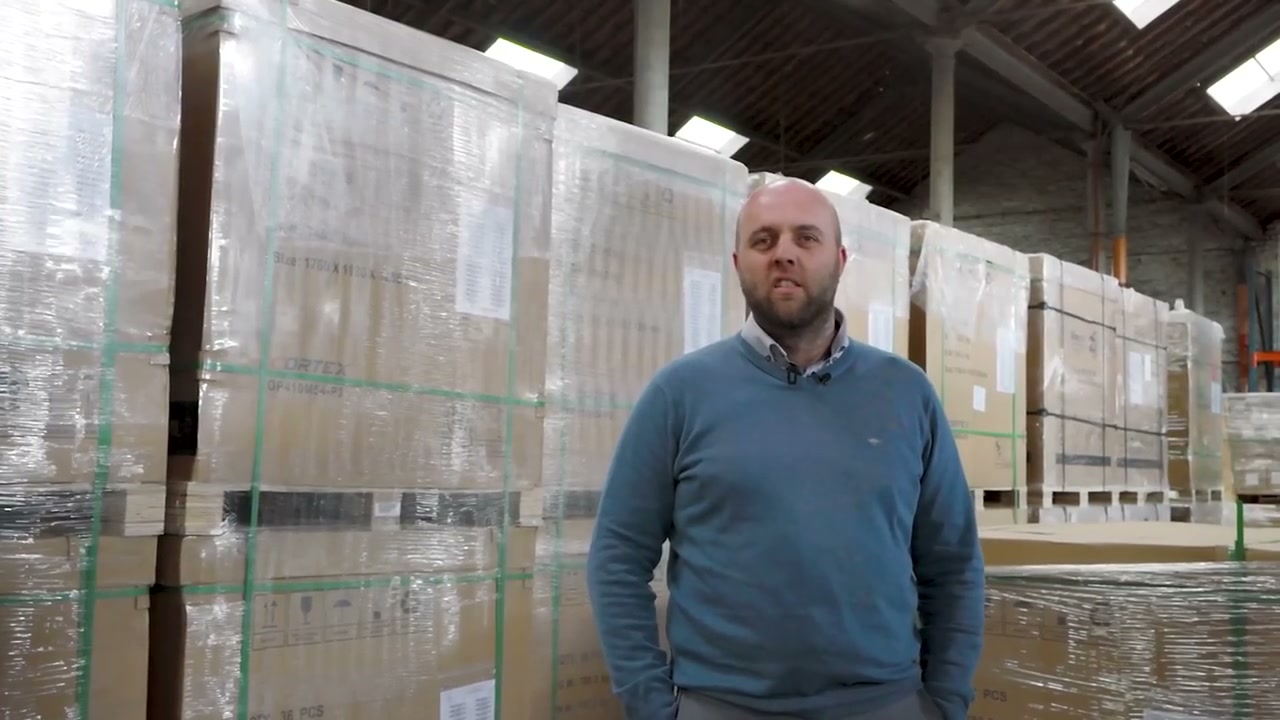 L’entretien se déroule au milieu des équipements.