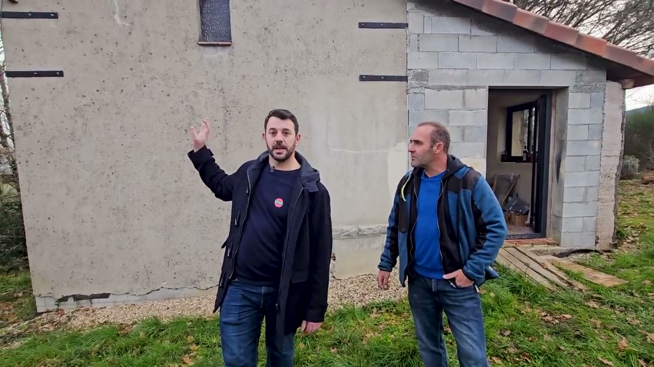 Benjamin et Noël examinent le bâtiment pendant la visite.