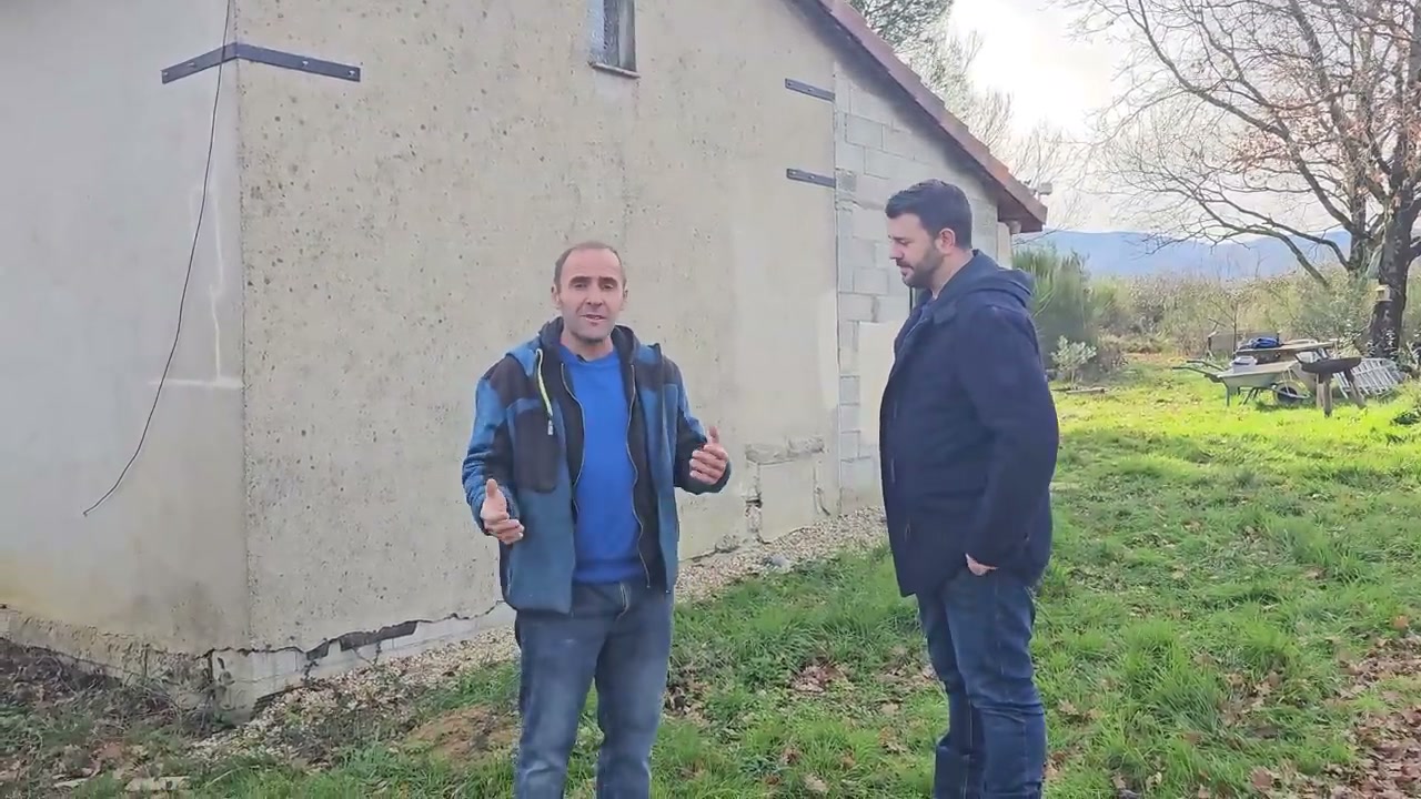 Un échange au pied de la façade.