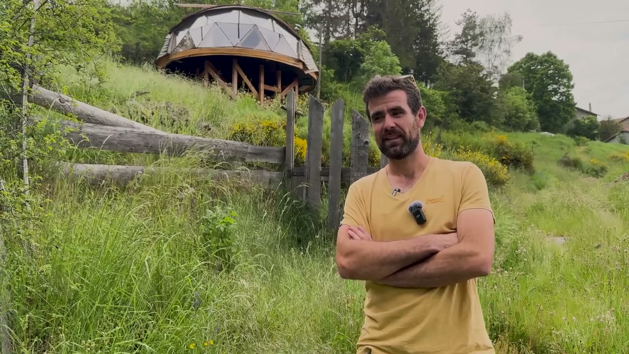 Maxime devant le dôme installé sur le terrain.