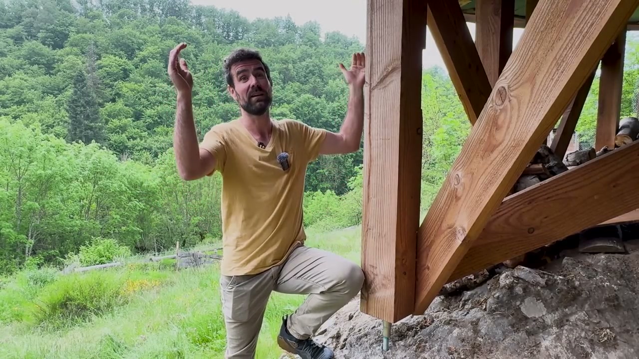 Maxime présente une partie de la structure en bois.