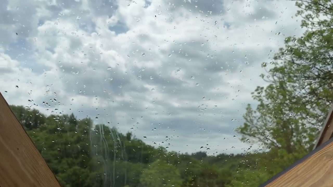 Une vue du ciel à travers un vitrage du dôme.